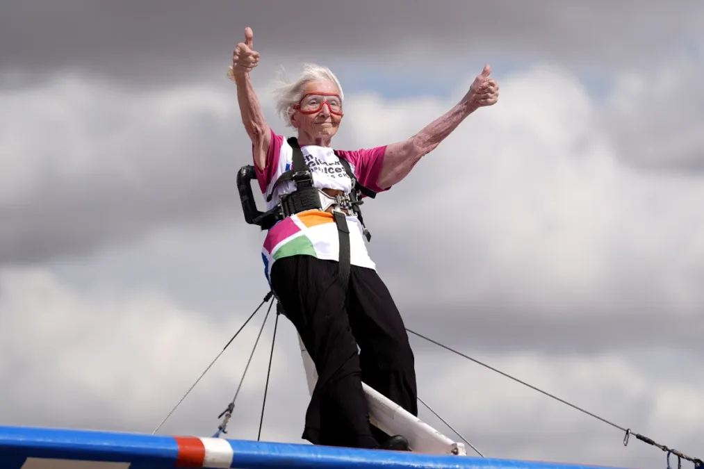 Conheça a mulher de 97 anos que bateu recorde com acrobacias aéreas
