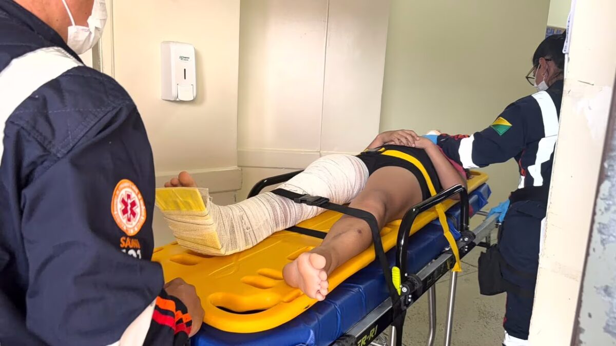 Criança com fratura no fêmur volta para ambulância do SAMU após chegar ao PS