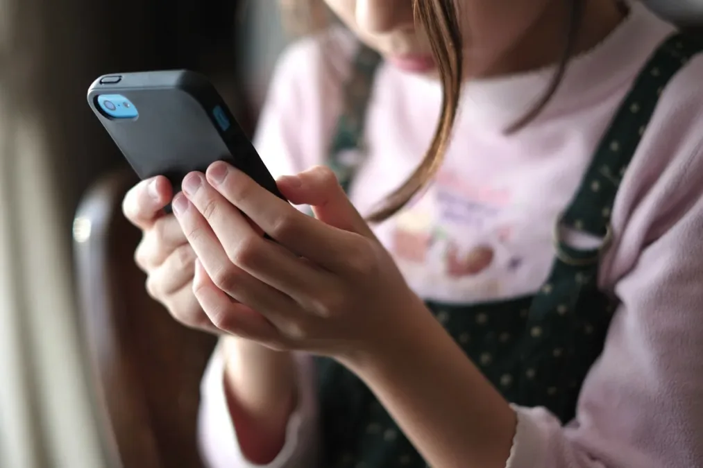 Crimes virtuais contra crianças e adolescentes crescem 78% nas férias