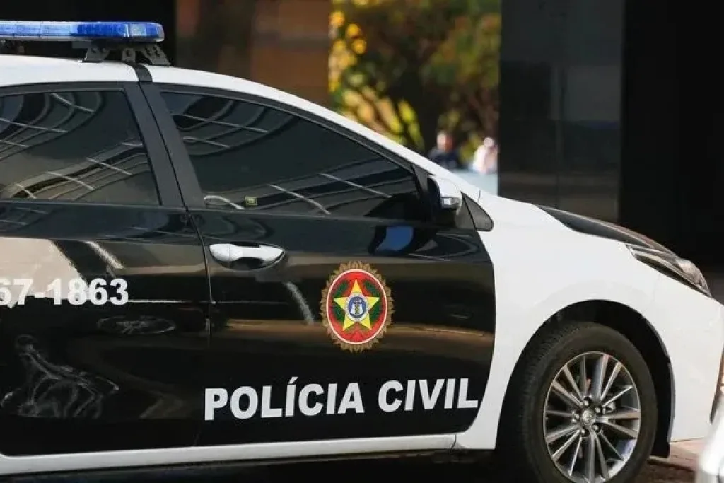 Criminosos armados em carro passam atirando e matam três pessoas no RJ