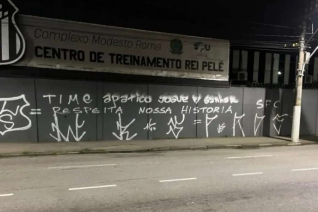 CT do Santos é pichado após derrota para o Palmeiras na Copa do Brasil