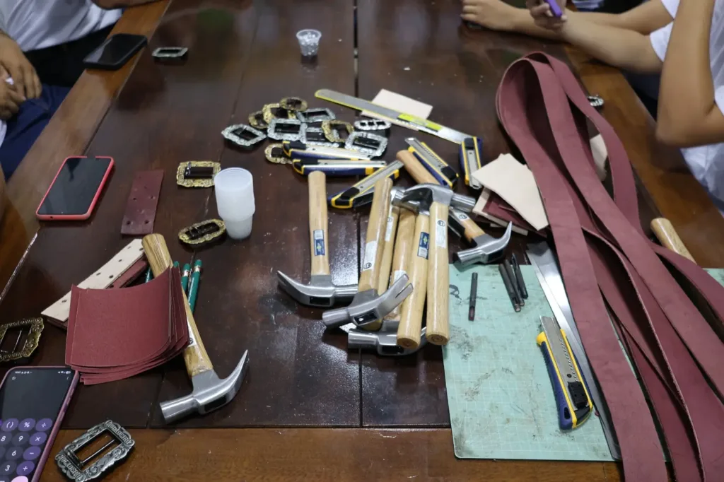 Curso de artesanato em couro vira oportunidade de renda na Expoacre.