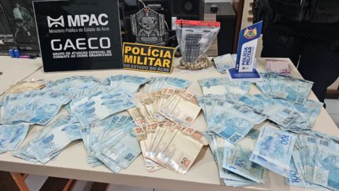 Policiais participam da Operação Colapso contra organização criminosa no Acre.