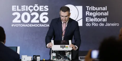 TRE-RJ abre urna para o público e defende segurança do voto eletrônico