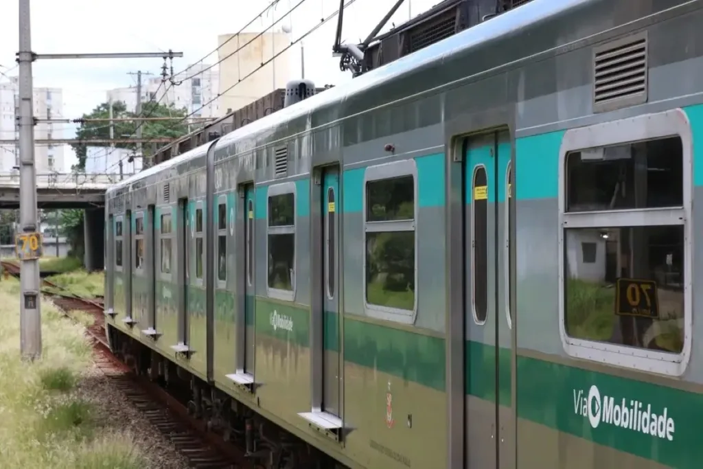 Descarrilamento de trem fora de operação causa lotação em estações