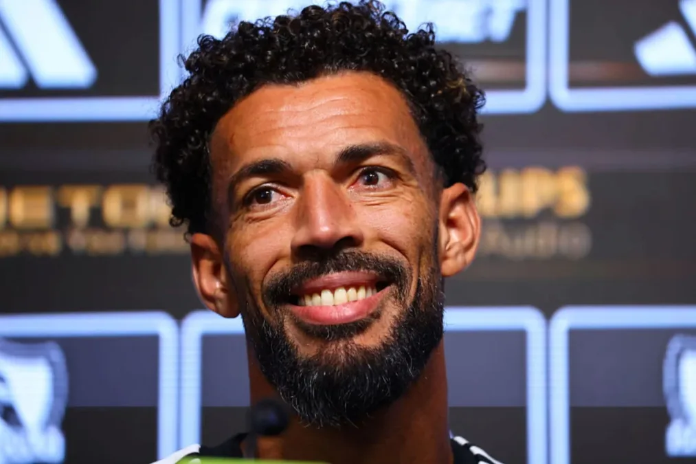 Destaque da Copa, Vozinha é apresentado como novo goleiro do Colo-Colo