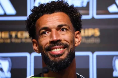 Destaque da Copa, Vozinha é apresentado como novo goleiro do Colo-Colo