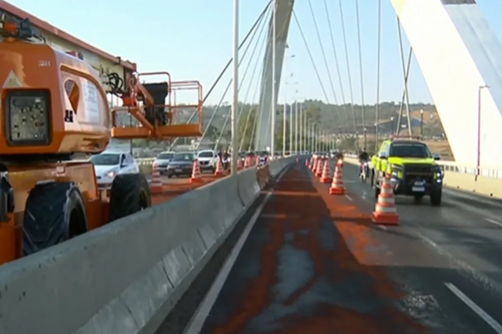 Detran-DF libera duas faixas reversas na Ponte JK para aliviar trânsito
