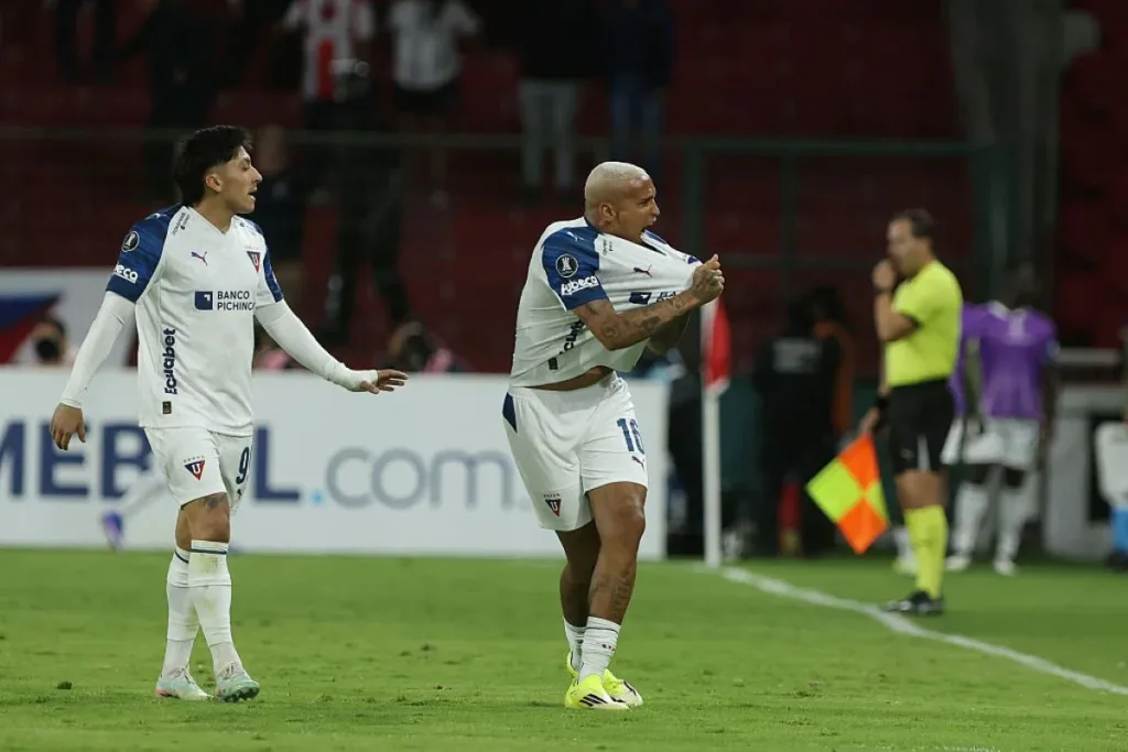 Deyverson causa confusão em jogo no Equador e recebe cartão amarelo