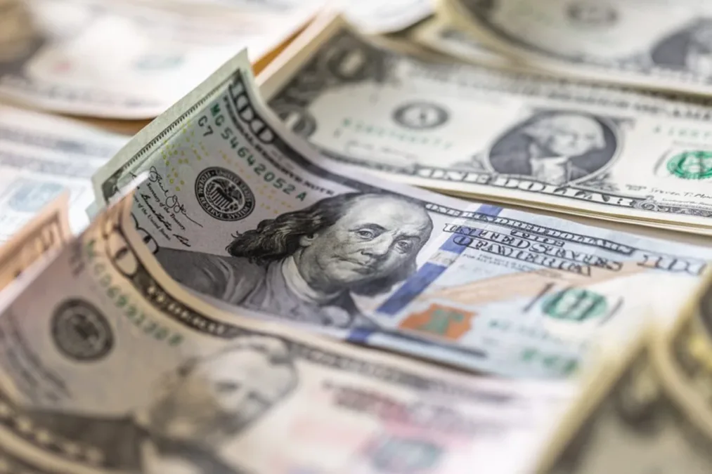 Dólar sobe e forte queda da indústria reforça aposta de corte da Selic