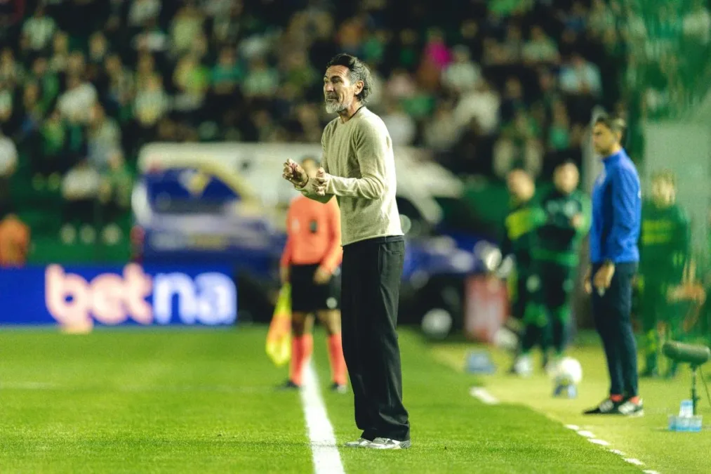 Domínguez vê melhora no segundo jogo e celebra classificação do Galo
