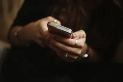 Dona de loja é aterrorizada com ameaças e envio de fotos pornográficas
