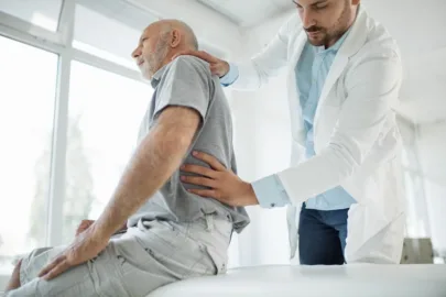 Dores na coluna: 5 hábitos comuns que podem agravar o problema