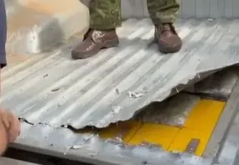 Cão ajuda polícia a localizar quase 40 kg de drogas em fundo falso de caminhonete.