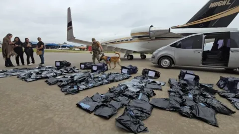 Jato executivo apreendido pela SENAD com carga de maconha no Aeroporto Silvio Pettirossi, no Paraguai.