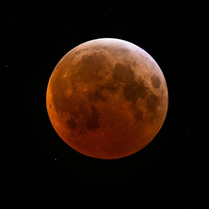 Eclipse lunar em Manoel Urbano chama atenção e moradores registram fenômeno