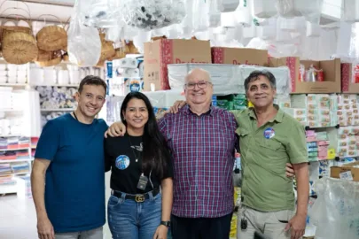 Eduardo Velloso conversa com comerciante no Centro de Rio Branco durante agenda de campanha.