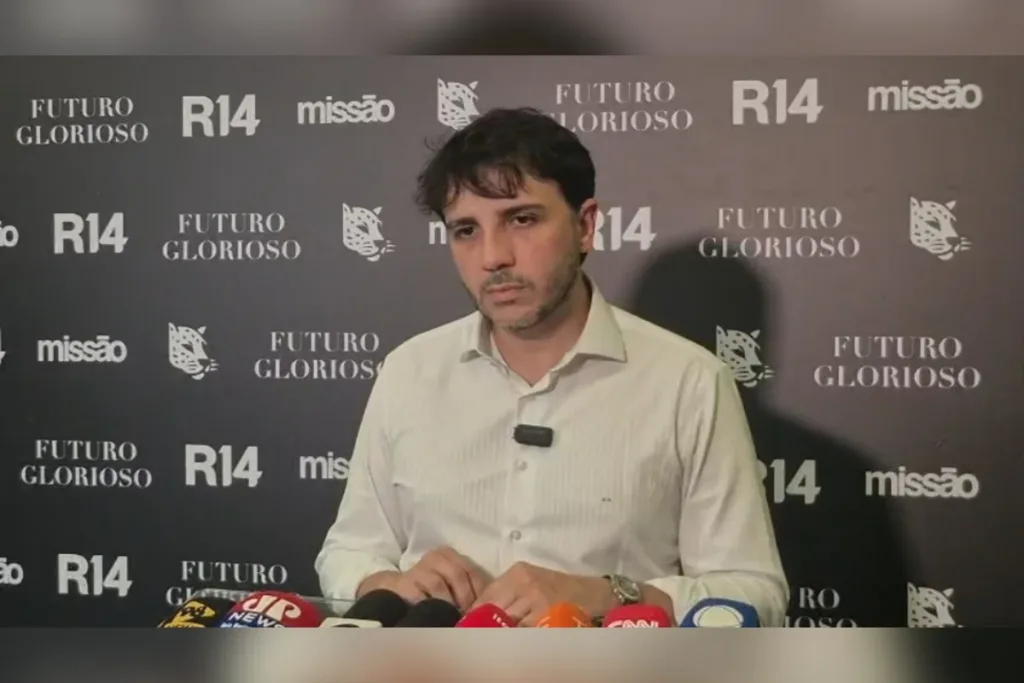 Em BH, Renan Santos bate-boca com jornalista e critica Cleitinho