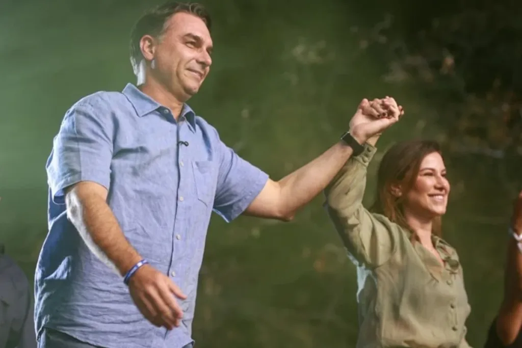 Em evento do PL-DF, Flávio mira no eleitorado feminino e elogia esposa