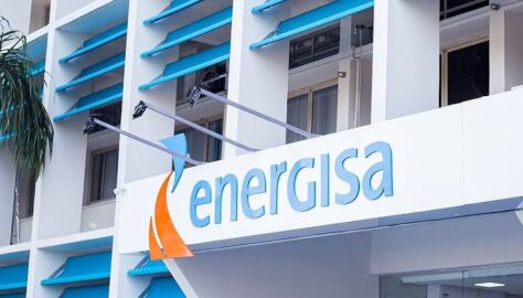 Candidato consulta vagas de emprego da Energisa em computador.