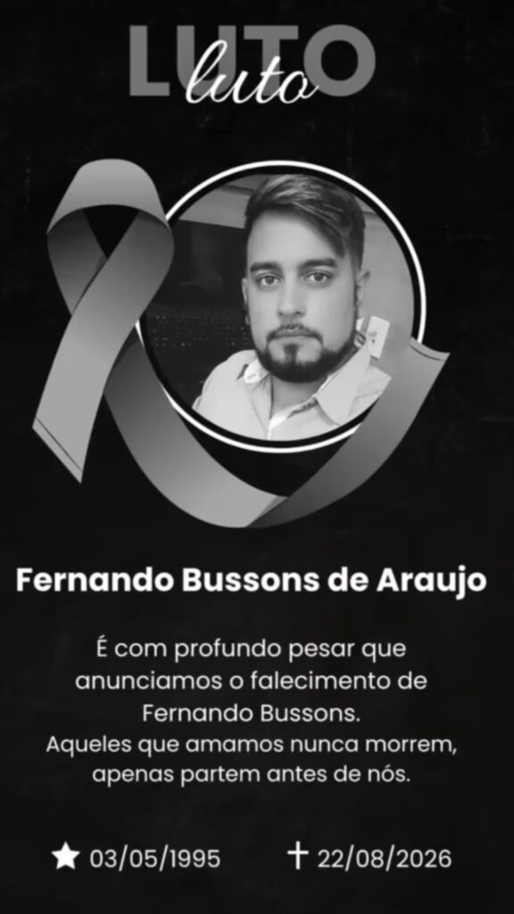 Viaturas da Polícia Militar e do SAMU isolam cruzamento no bairro Vitória após colisão de trânsito.