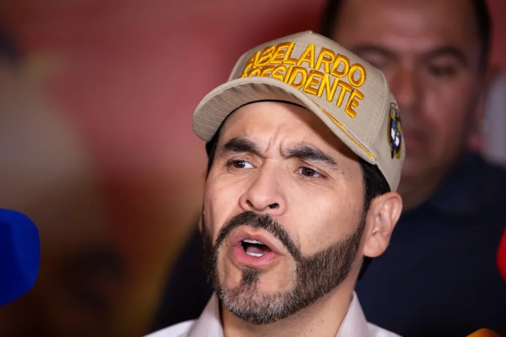 Espriella toma posse na Colômbia e promete destruir plantações de coca