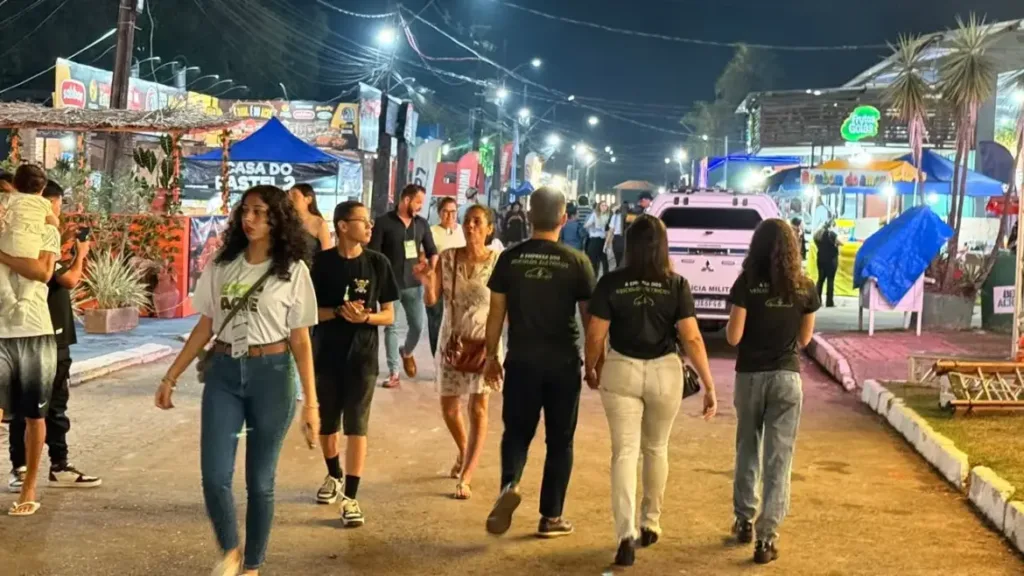 Público começa a chegar para primeira noite de Expoacre no Parque Wildy Viana.