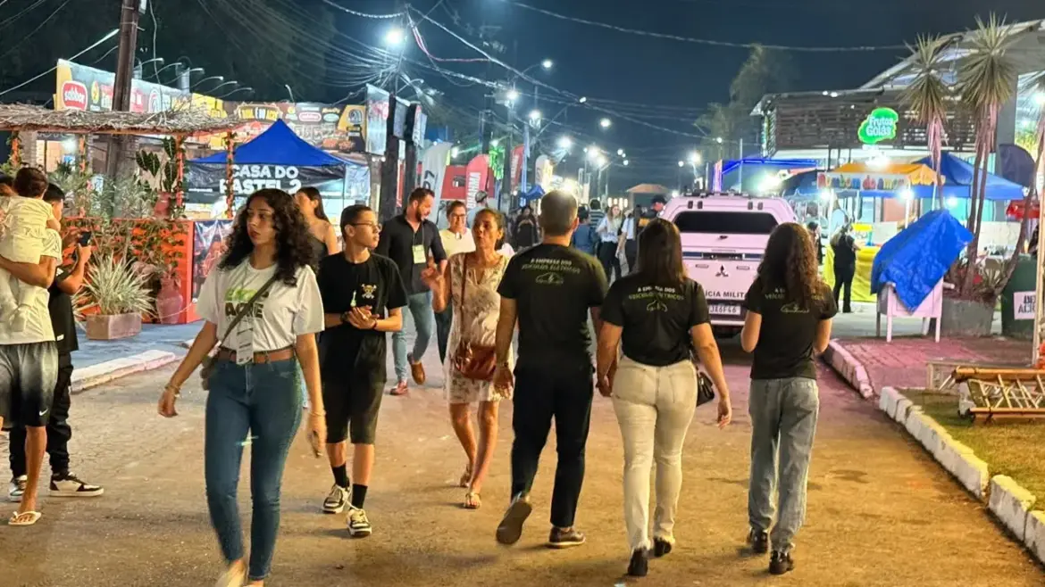 Público começa a chegar para primeira noite de Expoacre no Parque Wildy Viana.