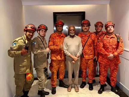 Gilberto Gil passa por susto em elevador e é socorrido por bombeiros no Rio