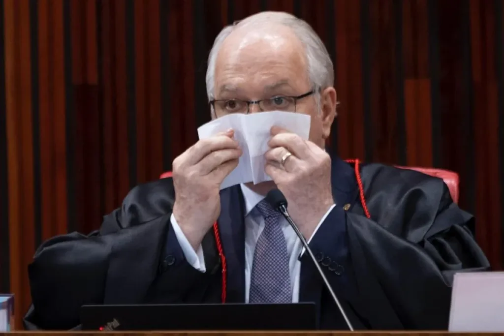 Fachin não é massoterapeuta para fazer distensão com o diretor da PF