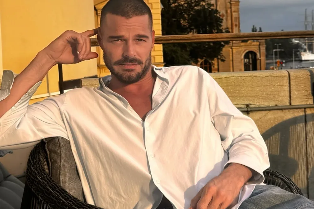 Fãs resgatam foto em que Ricky Martin deixa tatuagem íntima à mostra