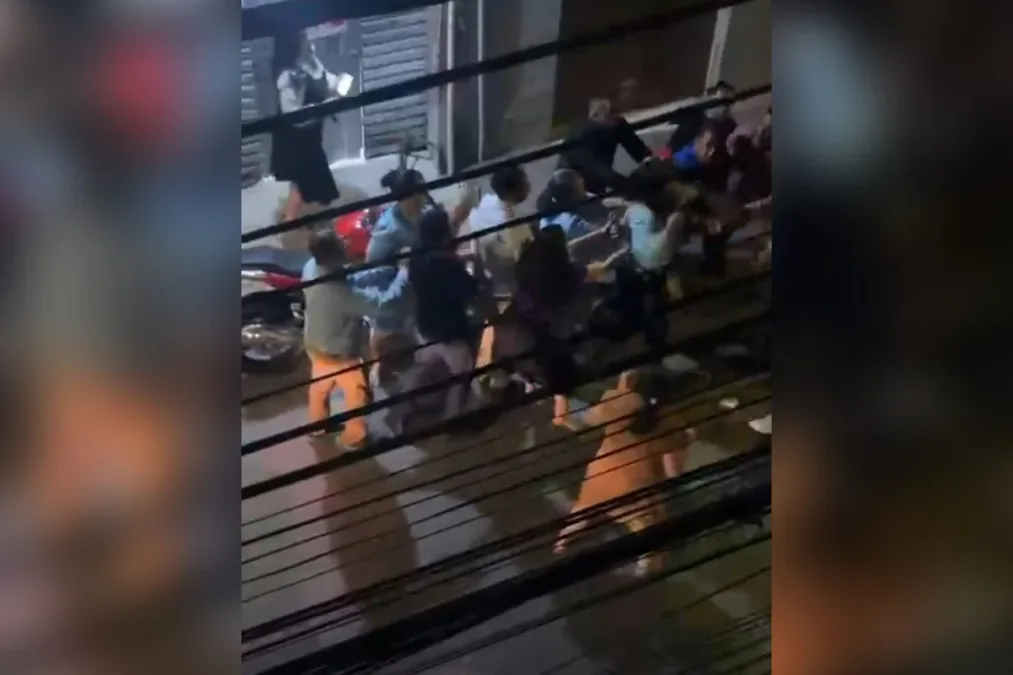 Fiéis quebram o pau em frente a igreja de pastor condenado por abuso
