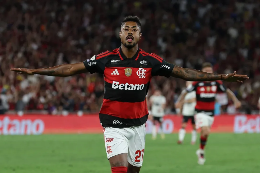 Flamengo derrota Vitória e mantém vice-liderança do Brasileirão