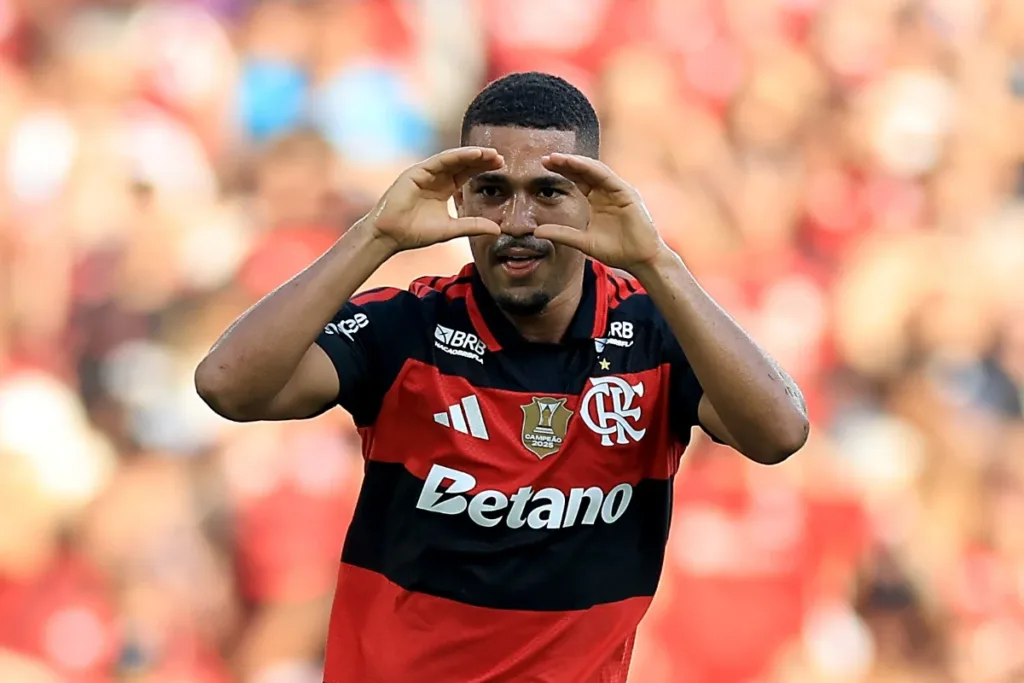 Flamengo vence Botafogo e segue na vice-liderança do Brasileirão