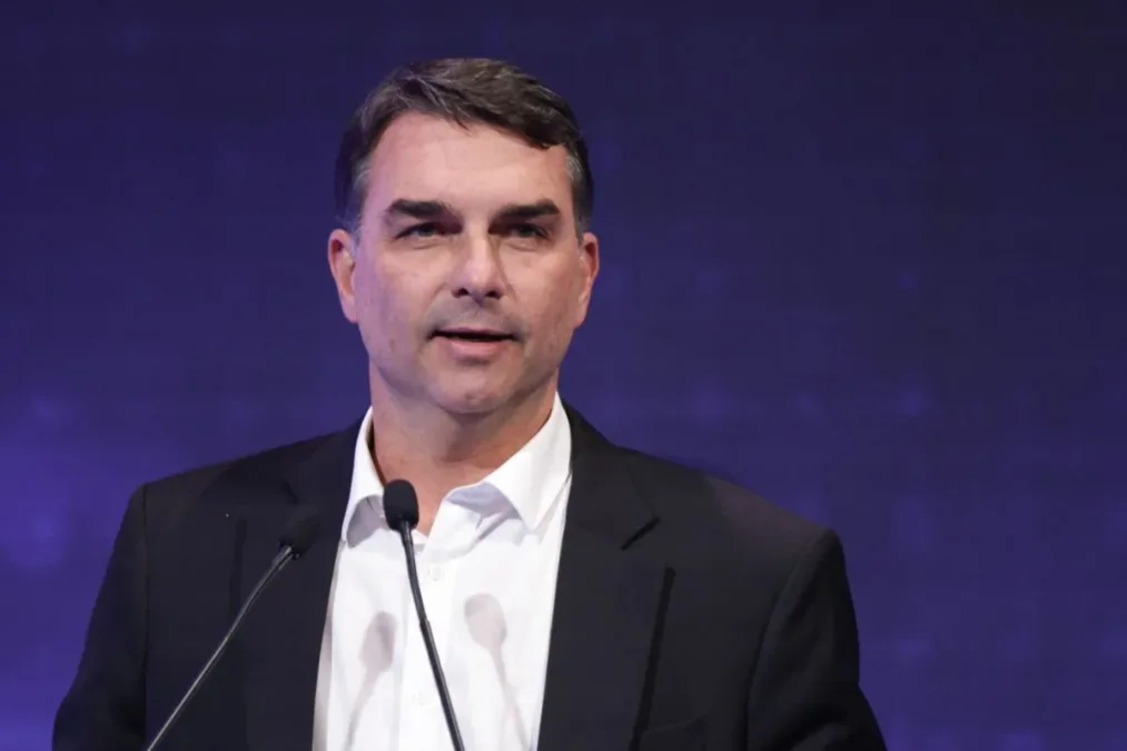Flávio Bolsonaro aparece filiado ao Missão no sistema do TSE