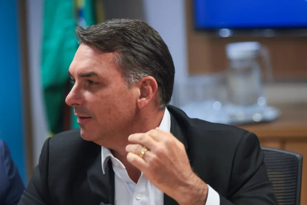 Flávio aposta em "barqueata" para reforçar aliados no Rio de Janeiro
