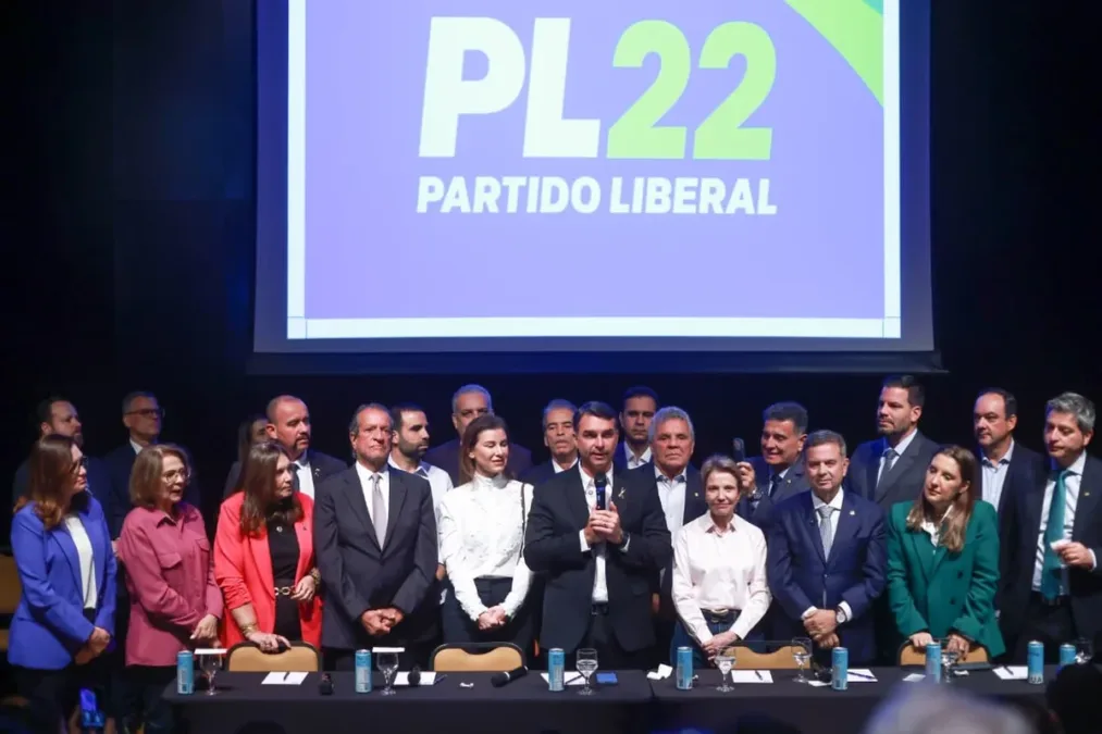 Flávio Bolsonaro anuncia Alfredo Gaspar como vice em chapa do PL para as eleições de 2026