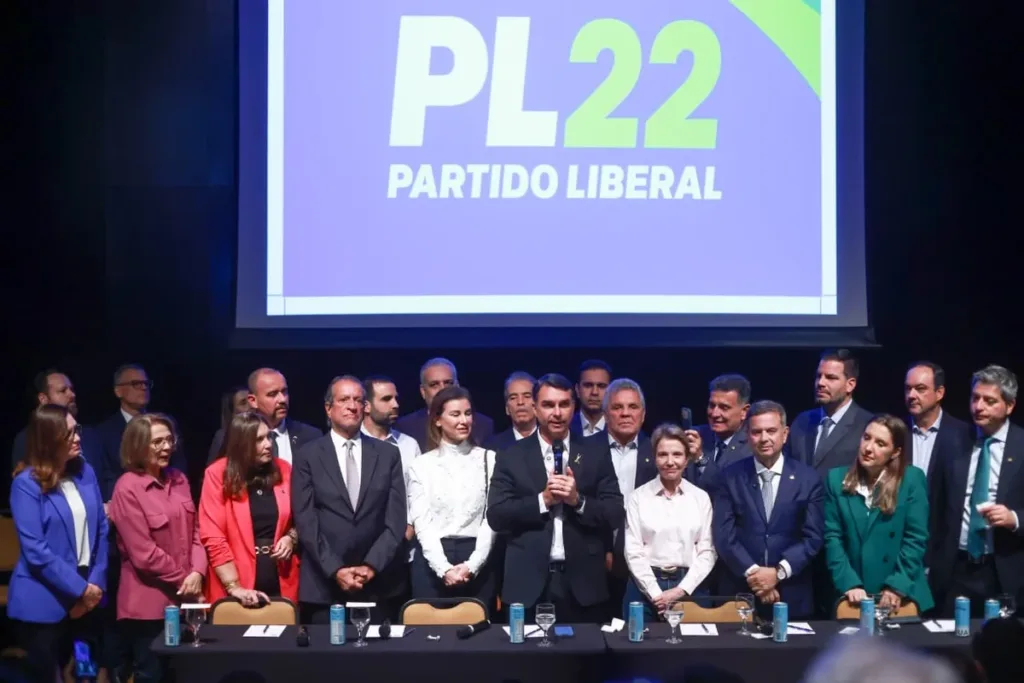 Flávio Bolsonaro anuncia Alfredo Gaspar como candidato a vice-presidente nas eleições de 2026