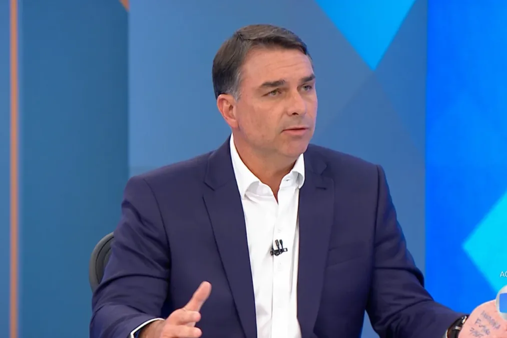 Flávio Bolsonaro diz que Eduardo errou ao agradecer tarifaço de Trump