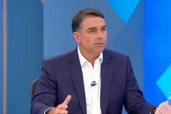 Flávio Bolsonaro diz que Eduardo errou ao agradecer tarifaço de Trump