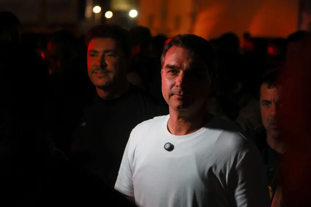 Flávio Bolsonaro indicará vice hoje, último dia das convenções