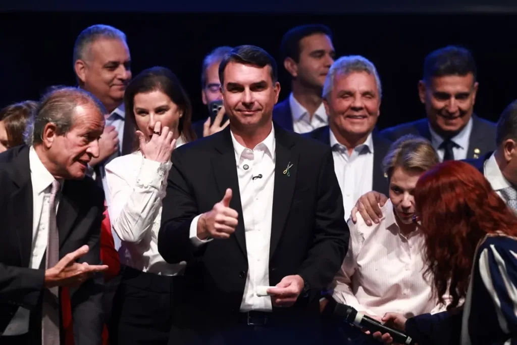 Flávio diz que "fez duas filhas" para que elas cuidem dele na velhice