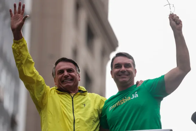 Flávio recorre a símbolos de Bolsonaro na largada da campanha