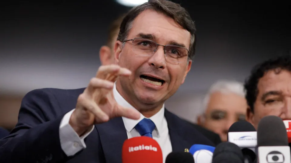 TSE nega hackeamento após Flávio Bolsonaro aparecer filiado ao Missão