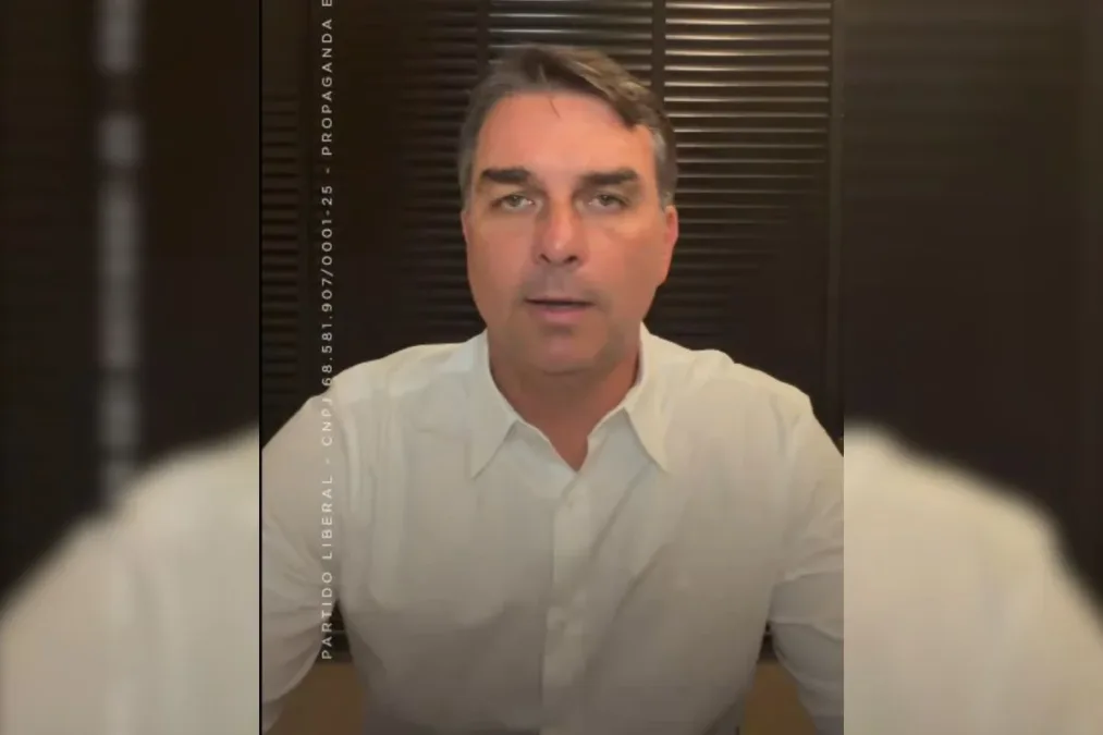 Fora de debate, Flávio diz que adversário é Lula: “Com ele que quero debater”
