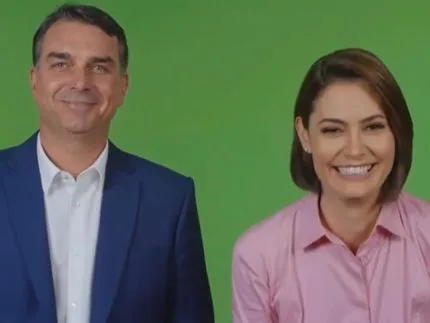 Após guerra pública, Michelle e Flávio Bolsonaro selam trégua em vídeo de campanha