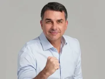 Homem faz ameaça de facada a Flávio Bolsonaro nas redes e é levado para depor