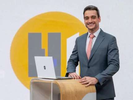 Dorme às 17h e acorda à meia-noite: apresentador do “Hora 1” revela rotina invertida