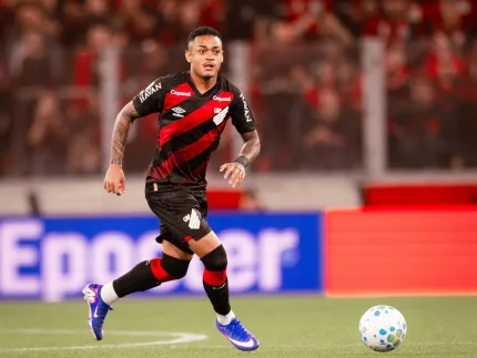 Léo Derik, do Athletico Paranaense, é condenado a 13 anos por estupro
