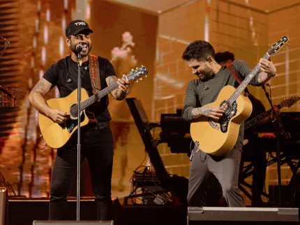 Fred & Fabrício se emocionam com mãe enlutada em show: “Deus preparou nossos corações”